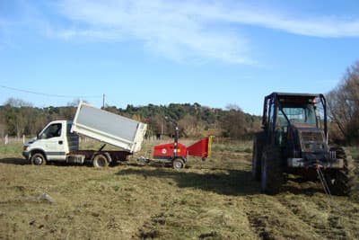 Camion et broyeur du parc matériel ADE Services sur un chantier d'abattage